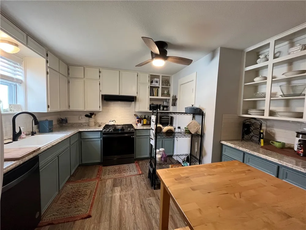 1102 Travis Cameron, TX 76520