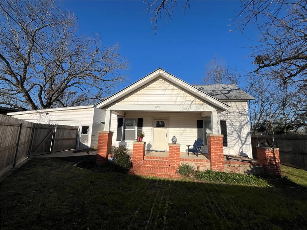 1102 Travis Cameron, TX 76520