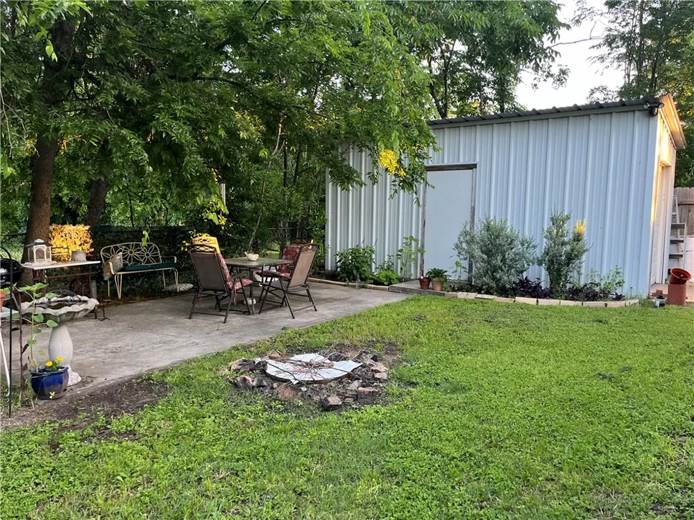 1102 Travis Cameron, TX 76520