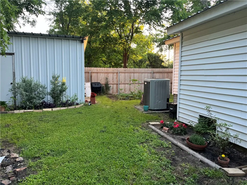 1102 Travis Cameron, TX 76520