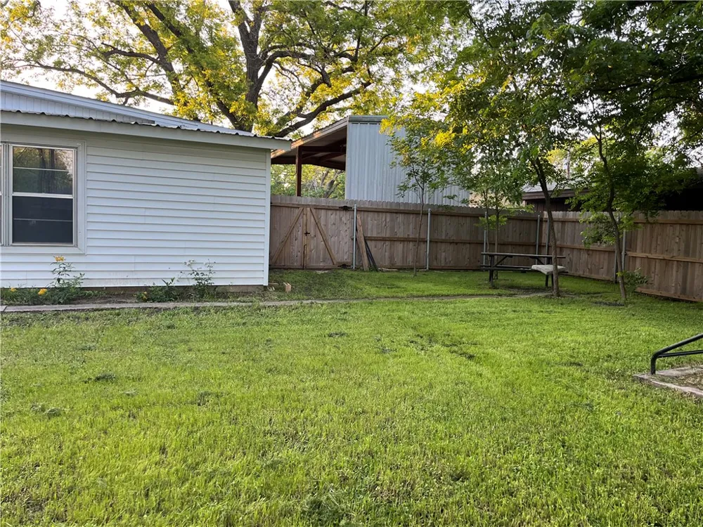 1102 Travis Cameron, TX 76520