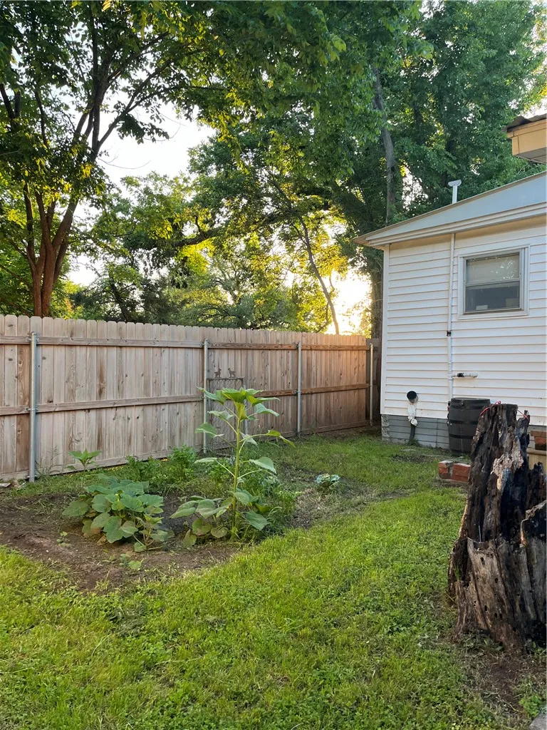 1102 Travis Cameron, TX 76520