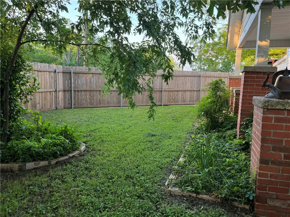 1102 Travis Cameron, TX 76520