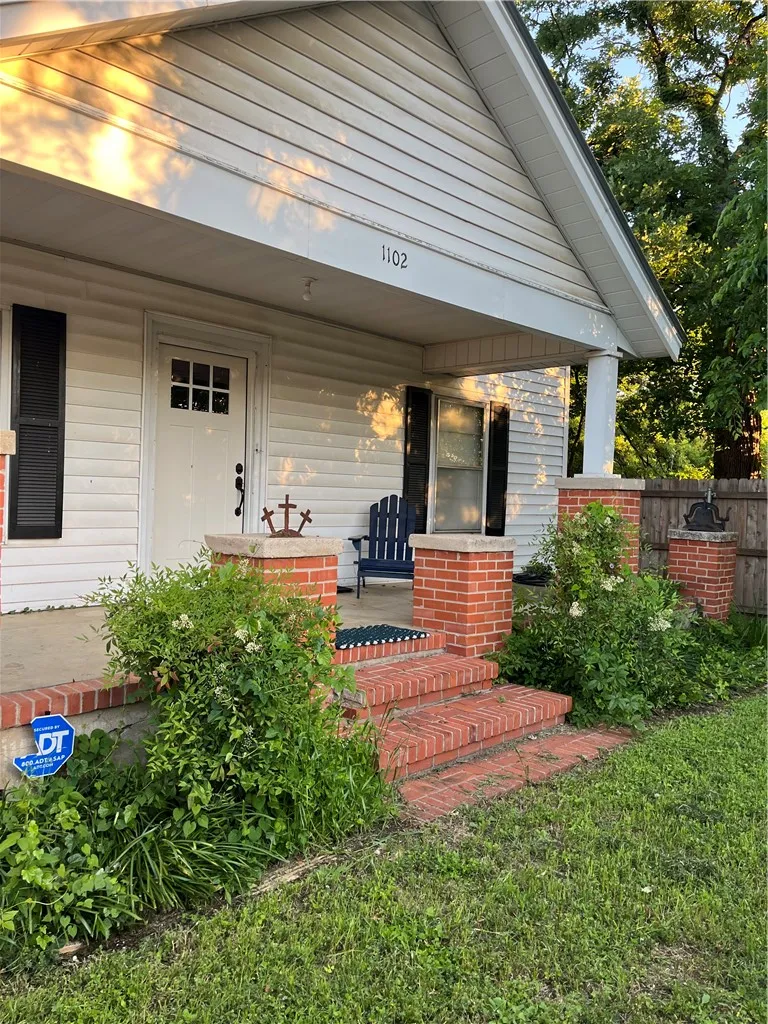 1102 Travis Cameron, TX 76520