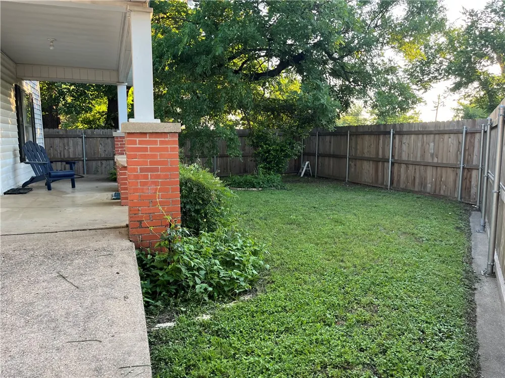1102 Travis Cameron, TX 76520