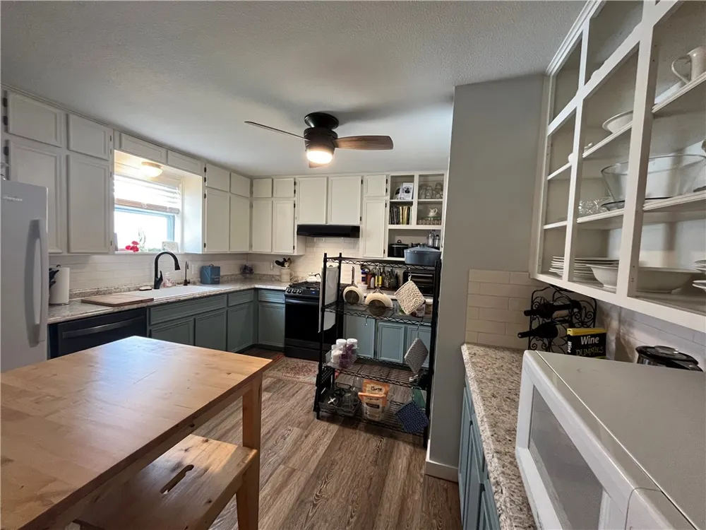 1102 Travis Cameron, TX 76520