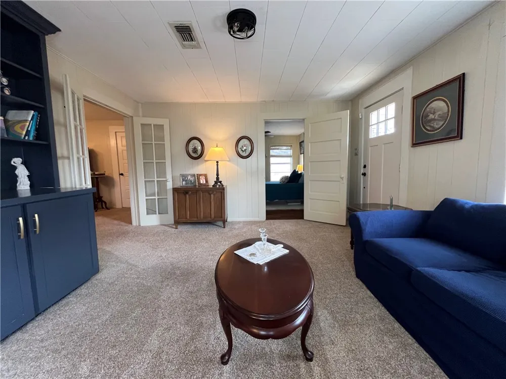 1102 Travis Cameron, TX 76520