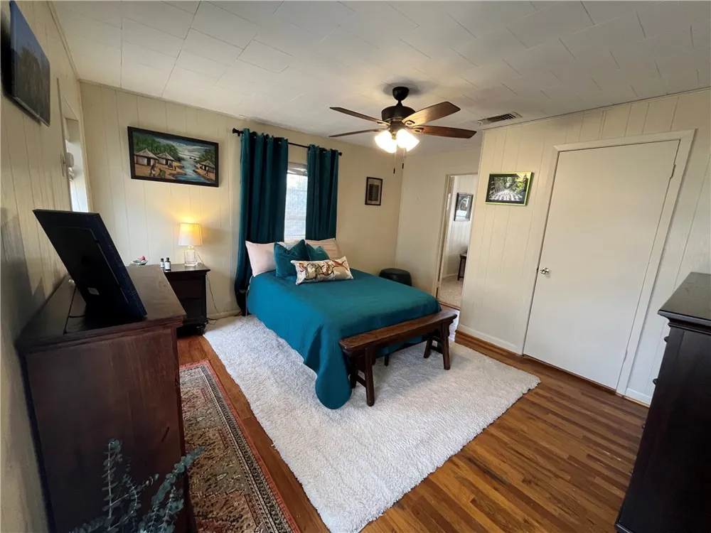 1102 Travis Cameron, TX 76520
