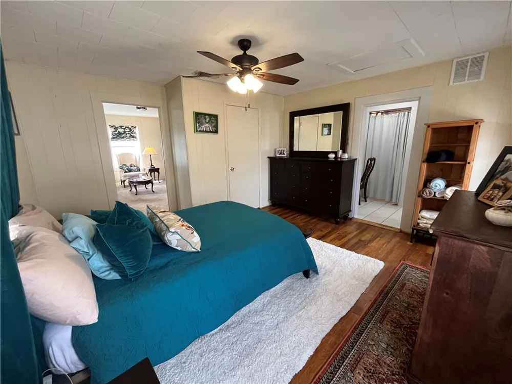 1102 Travis Cameron, TX 76520