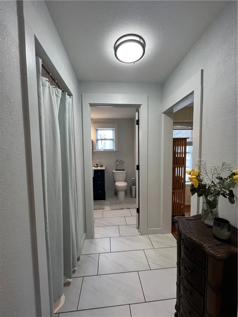 1102 Travis Cameron, TX 76520