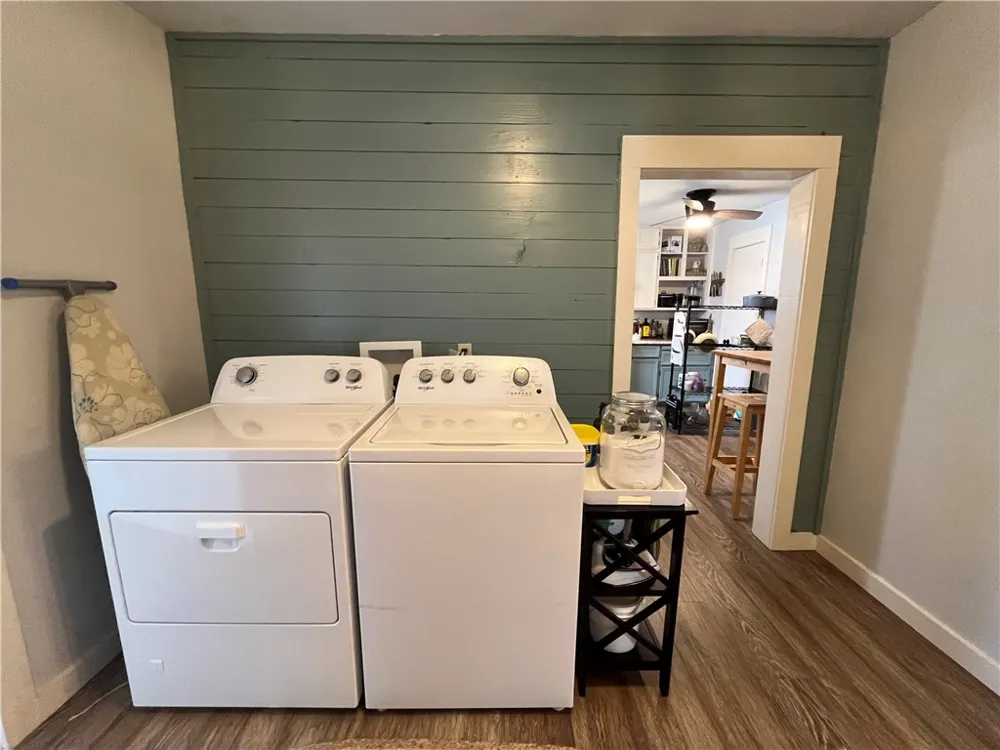 1102 Travis Cameron, TX 76520