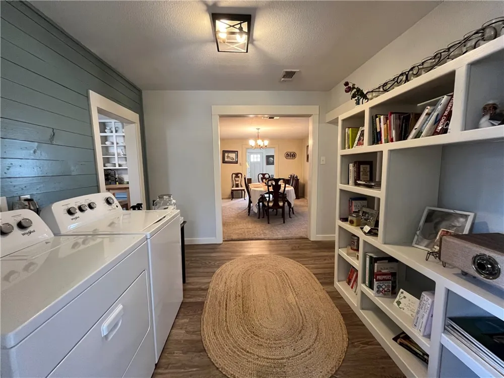 1102 Travis Cameron, TX 76520
