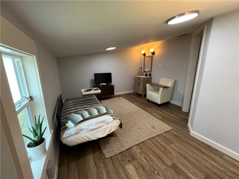 1102 Travis Cameron, TX 76520