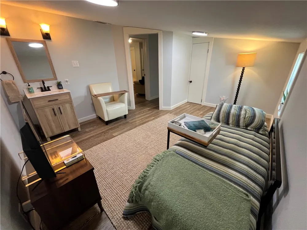 1102 Travis Cameron, TX 76520