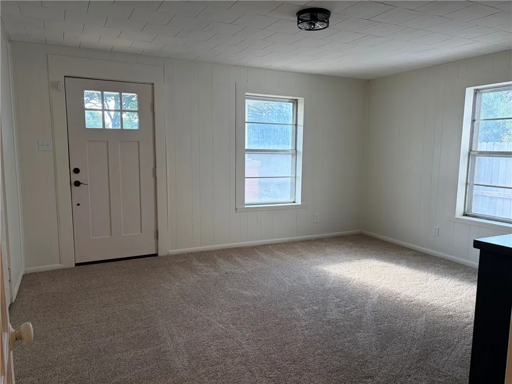1102 Travis Cameron, TX 76520