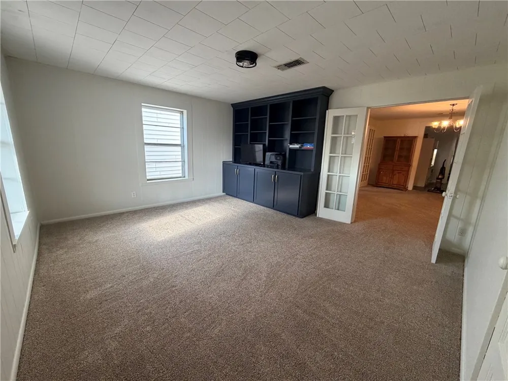 1102 Travis Cameron, TX 76520