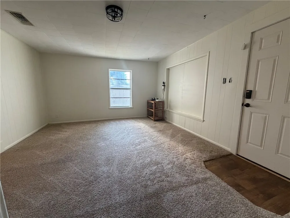 1102 Travis Cameron, TX 76520
