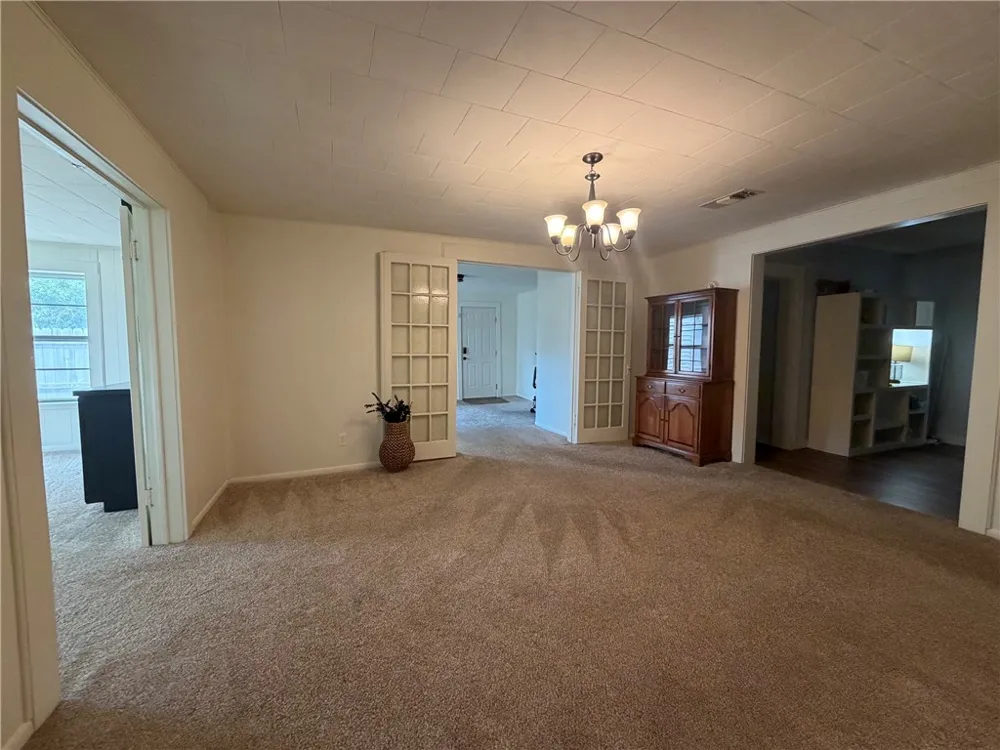 1102 Travis Cameron, TX 76520