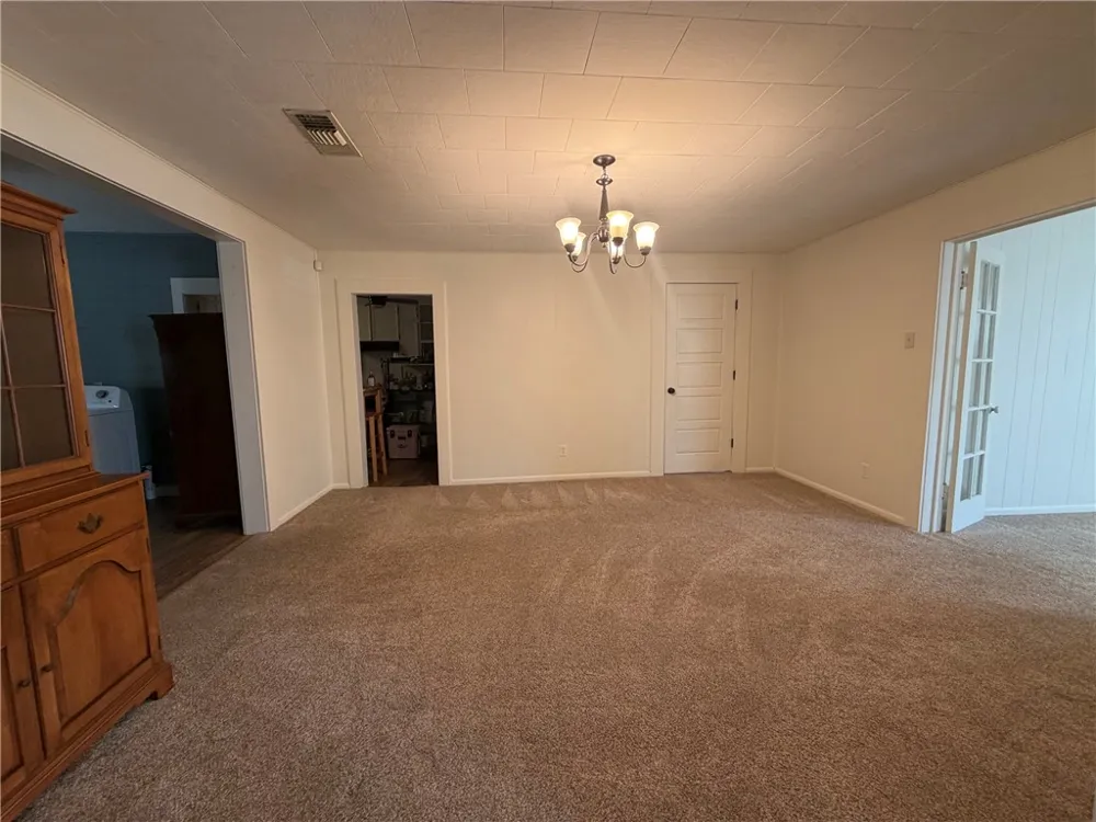 1102 Travis Cameron, TX 76520