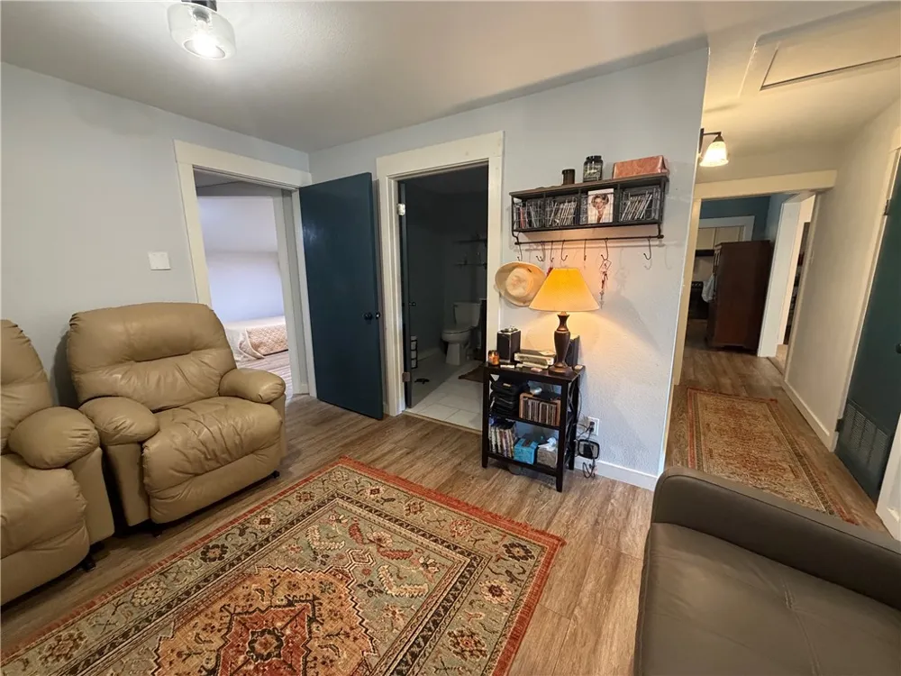 1102 Travis Cameron, TX 76520