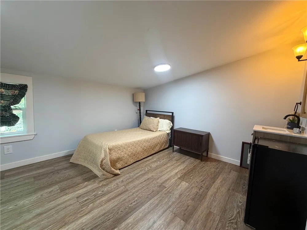 1102 Travis Cameron, TX 76520
