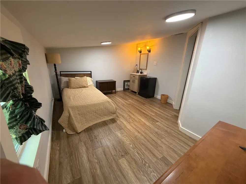 1102 Travis Cameron, TX 76520