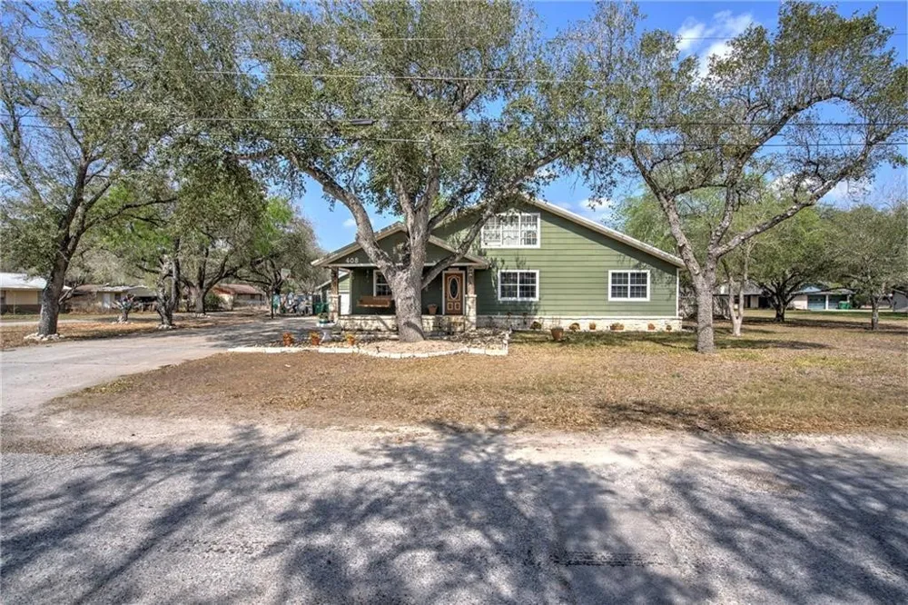 408 Grace Orange Grove, TX 78372