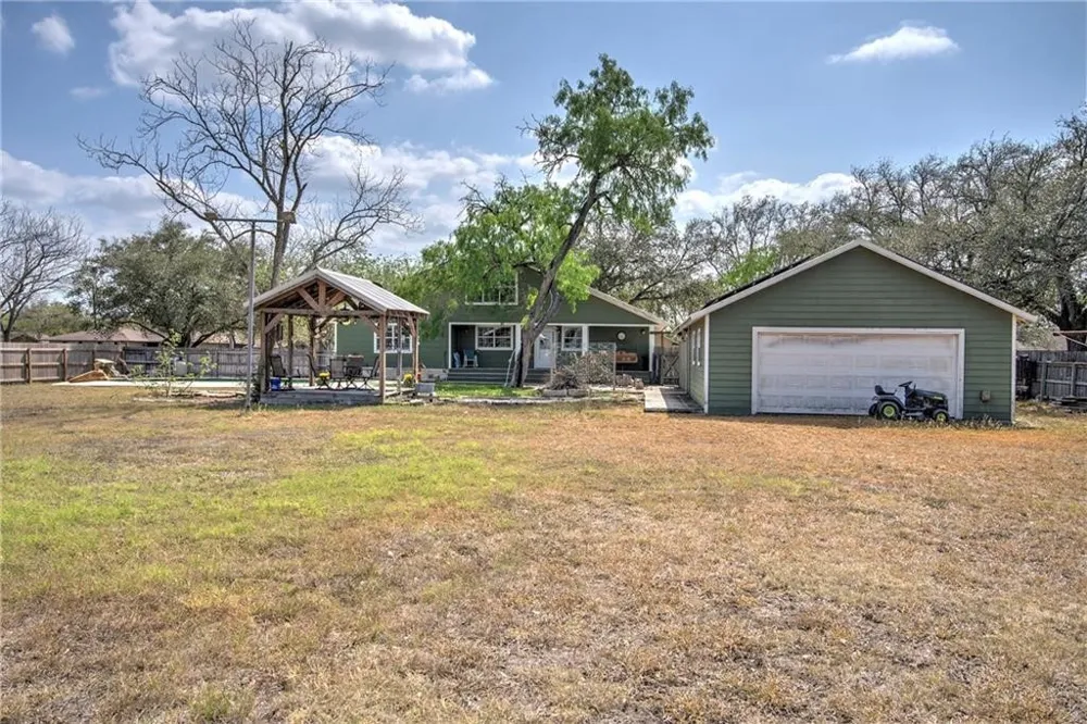 408 Grace Orange Grove, TX 78372