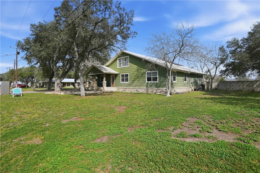 408 Grace Orange Grove, TX 78372