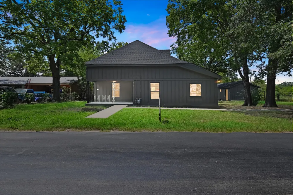 405 Walker Street Eustace, TX 75124