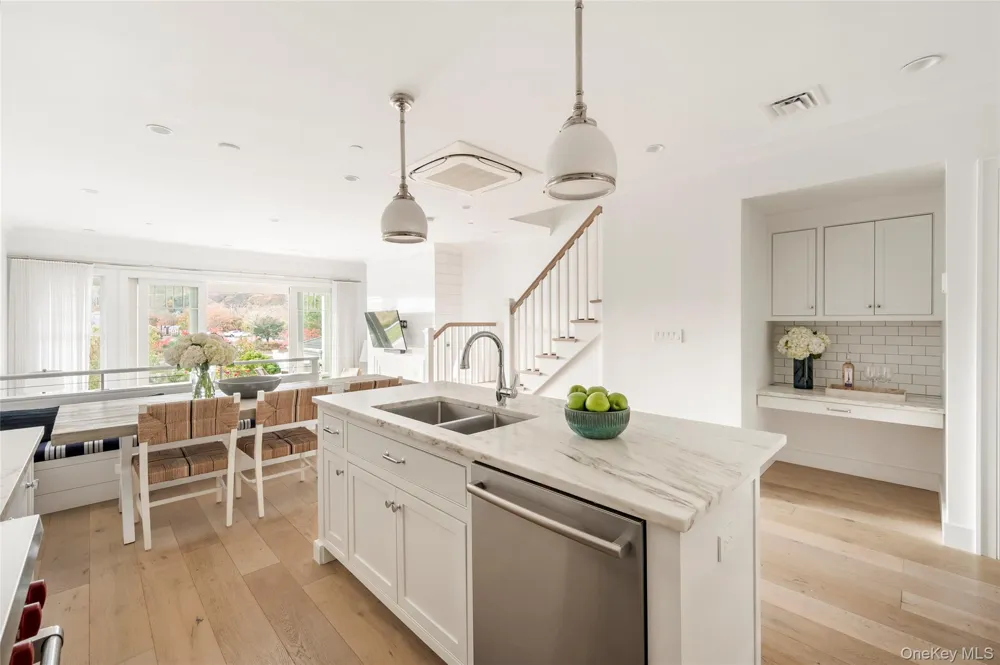 3 Old Boathouse Lane S Hampton Bays, NY 11946