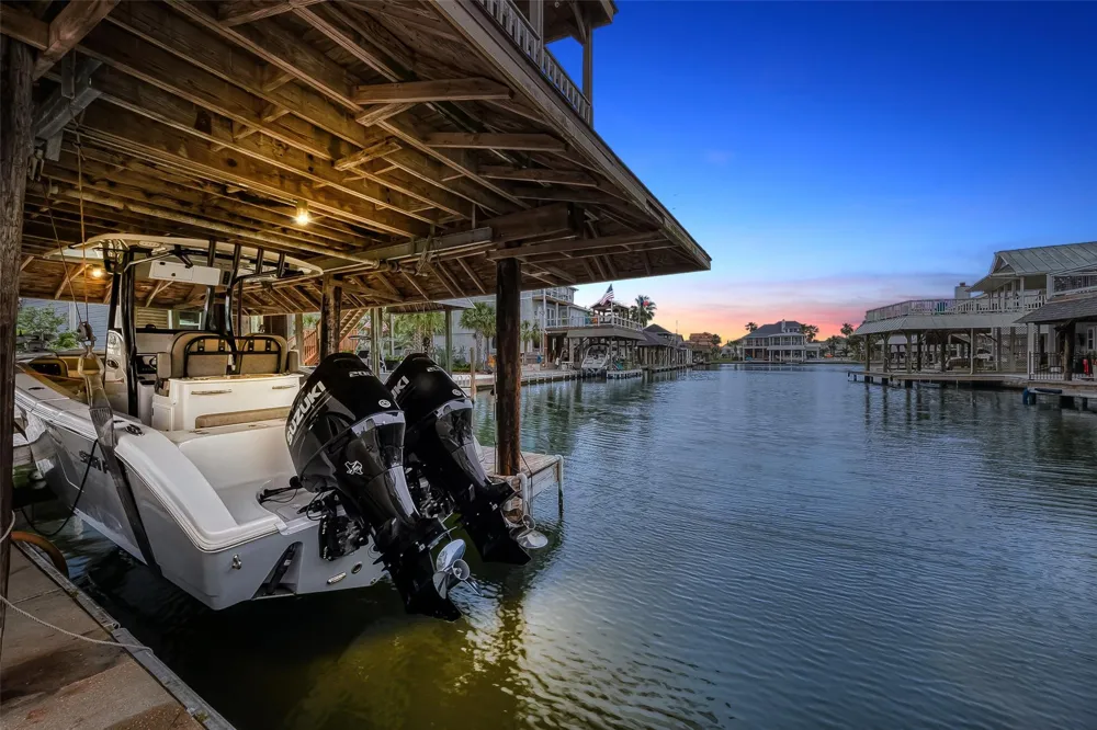 1407 Tiki Drive Tiki Island, TX 77554