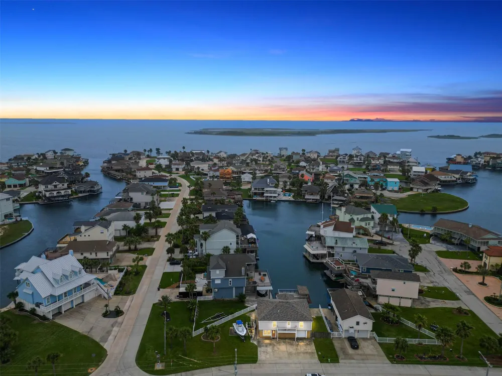 1407 Tiki Drive Tiki Island, TX 77554