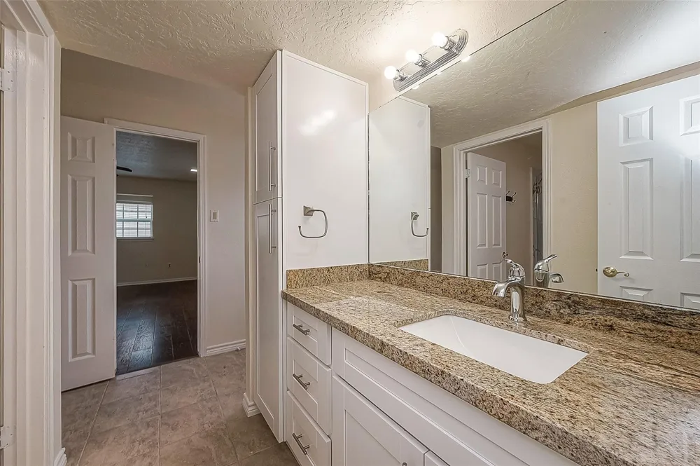 1407 Tiki Drive Tiki Island, TX 77554