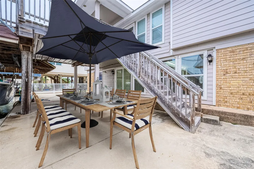 1407 Tiki Drive Tiki Island, TX 77554