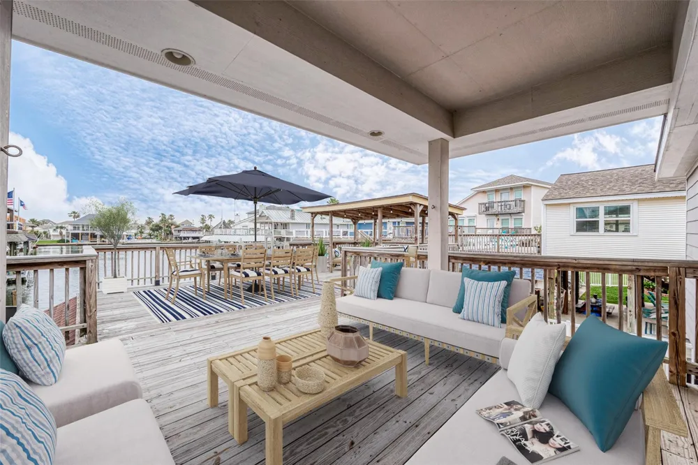 1407 Tiki Drive Tiki Island, TX 77554