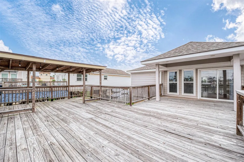 1407 Tiki Drive Tiki Island, TX 77554