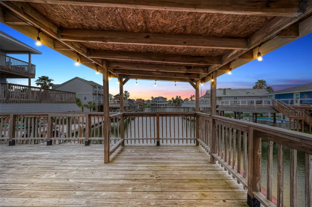 1407 Tiki Drive Tiki Island, TX 77554