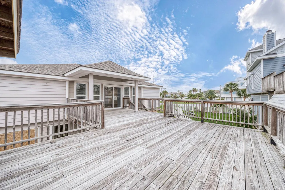 1407 Tiki Drive Tiki Island, TX 77554