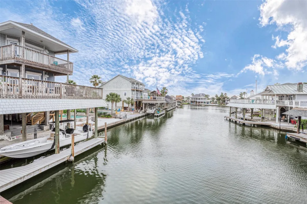 1407 Tiki Drive Tiki Island, TX 77554