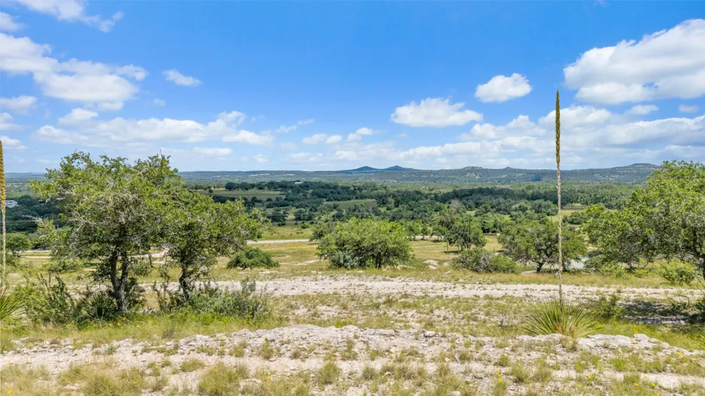 5032 Kendalia Road Blanco, TX 78606