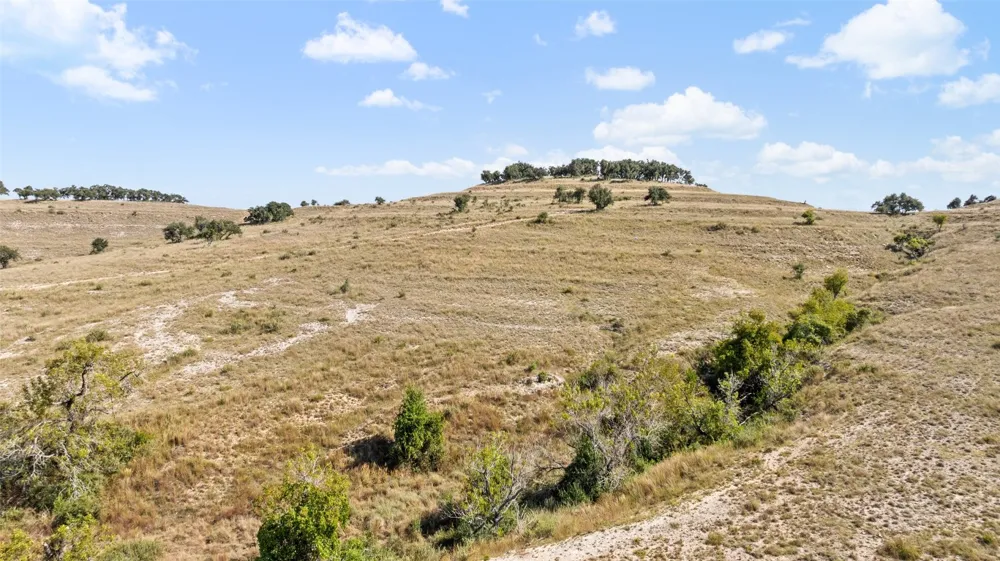 5032 Kendalia Road Blanco, TX 78606