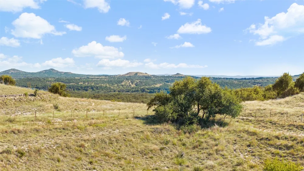 5032 Kendalia Road Blanco, TX 78606