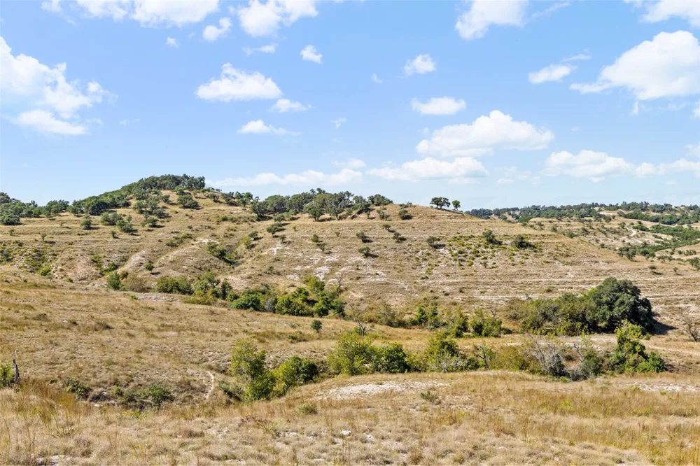 5032 Kendalia Road Blanco, TX 78606