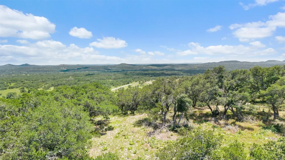 5032 Kendalia Road Blanco, TX 78606