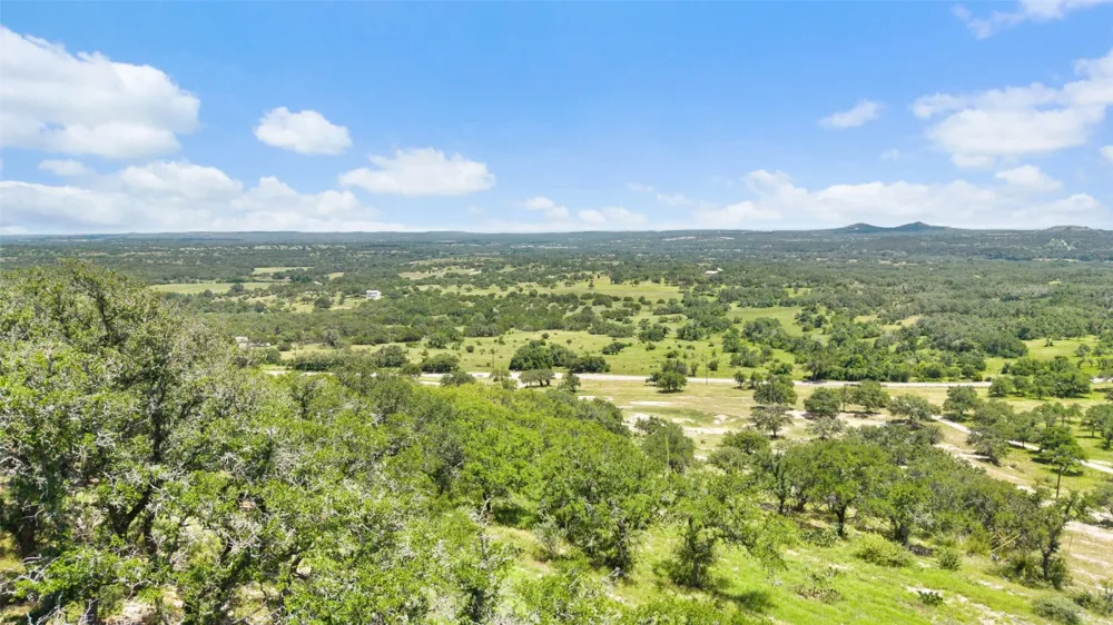 5032 Kendalia Road Blanco, TX 78606