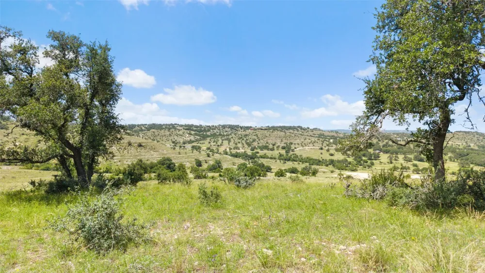 5032 Kendalia Road Blanco, TX 78606