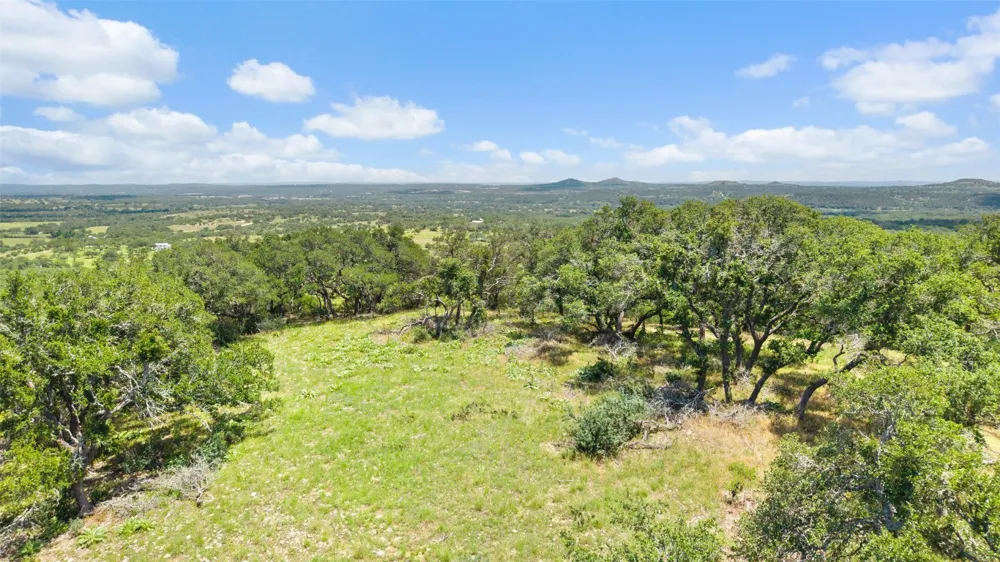 5032 Kendalia Road Blanco, TX 78606
