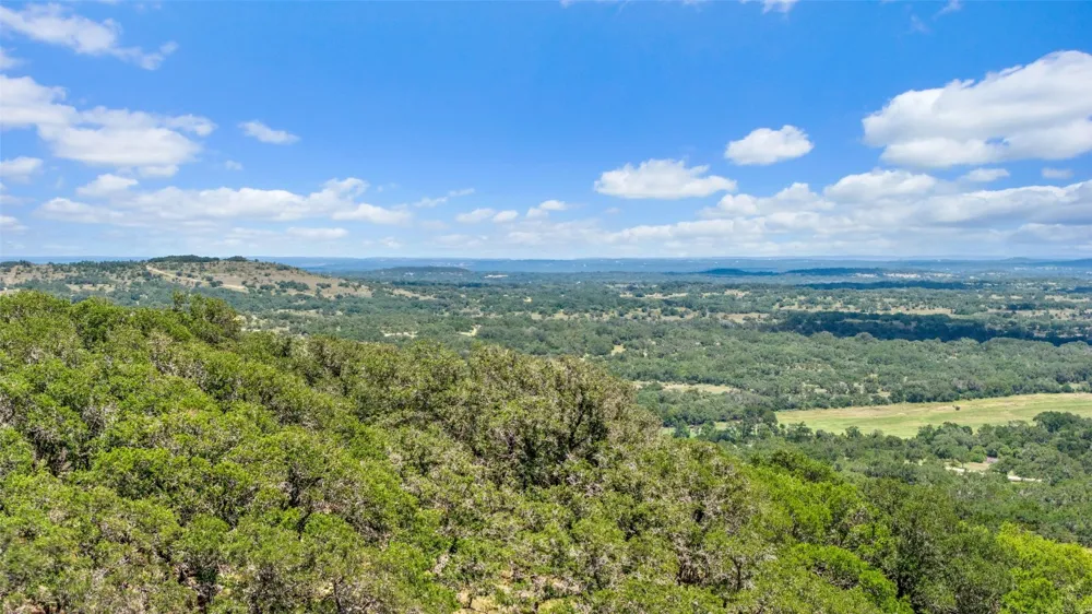 5032 Kendalia Road Blanco, TX 78606
