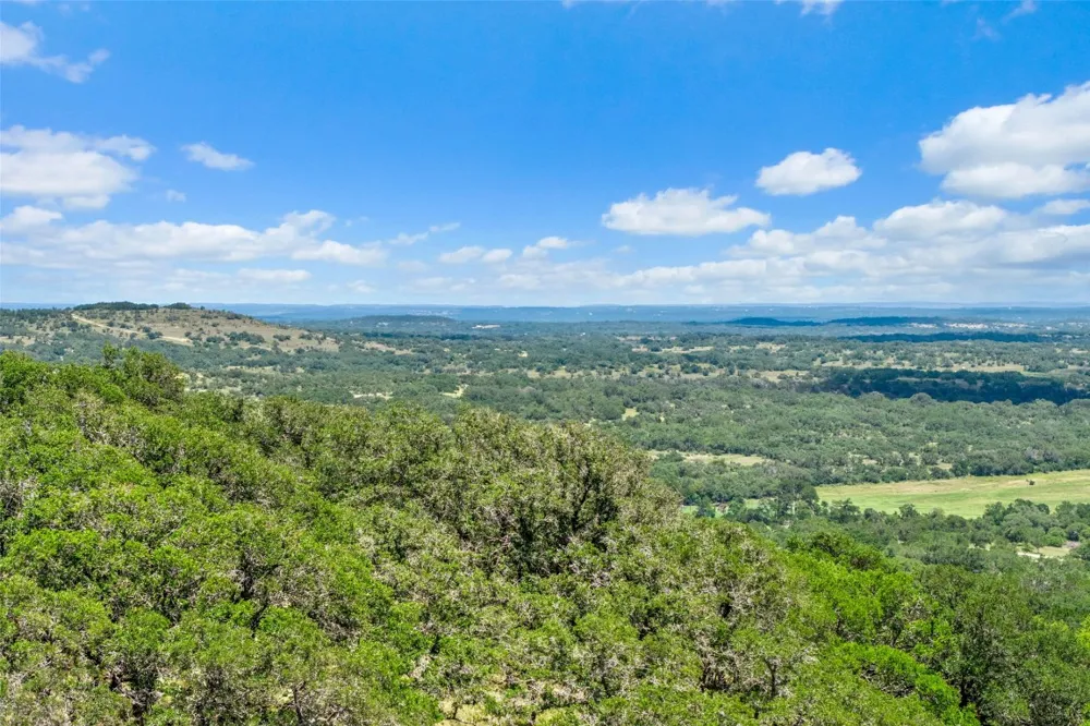 5032 Kendalia Road Blanco, TX 78606